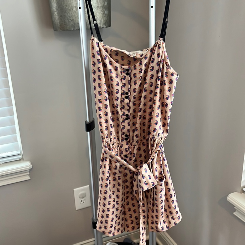 Cute romper with pockets and tie around the waist.
